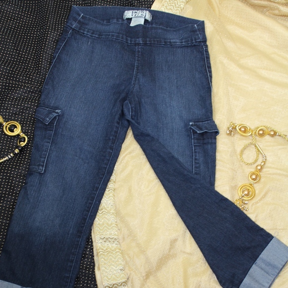 17/21 Stretchy Capris. - Picture 2 of 4